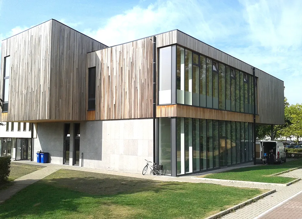 Menuisier installant un meuble de cuisine