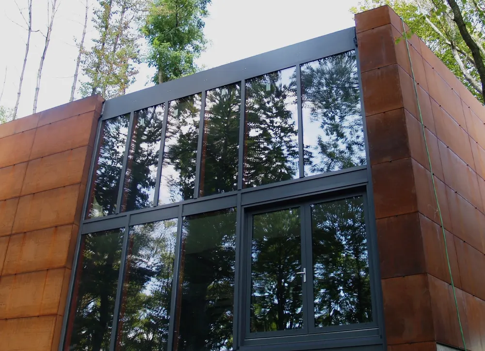 Menuisier installant un meuble de cuisine