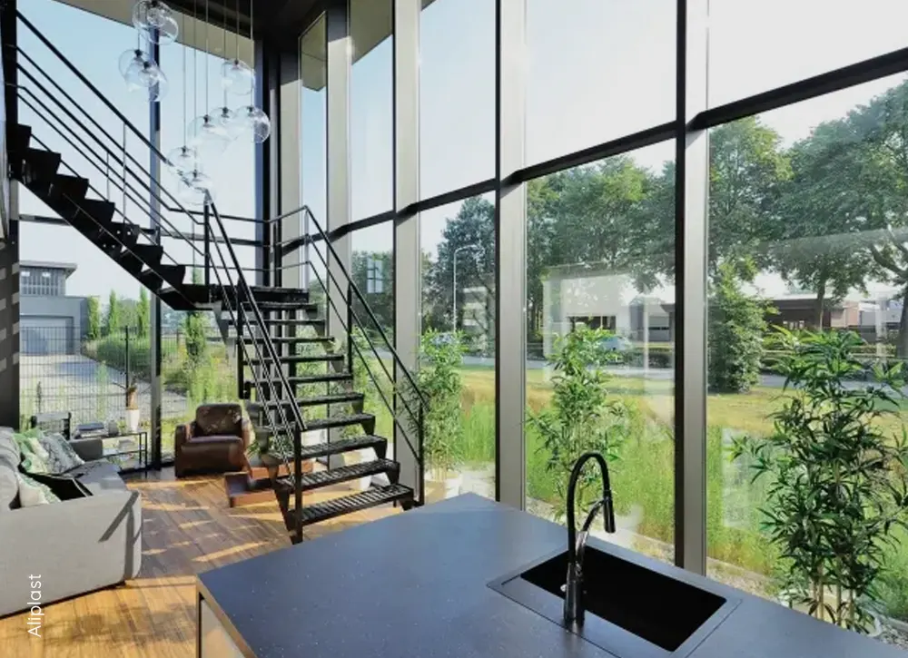 Menuisier installant un meuble de cuisine