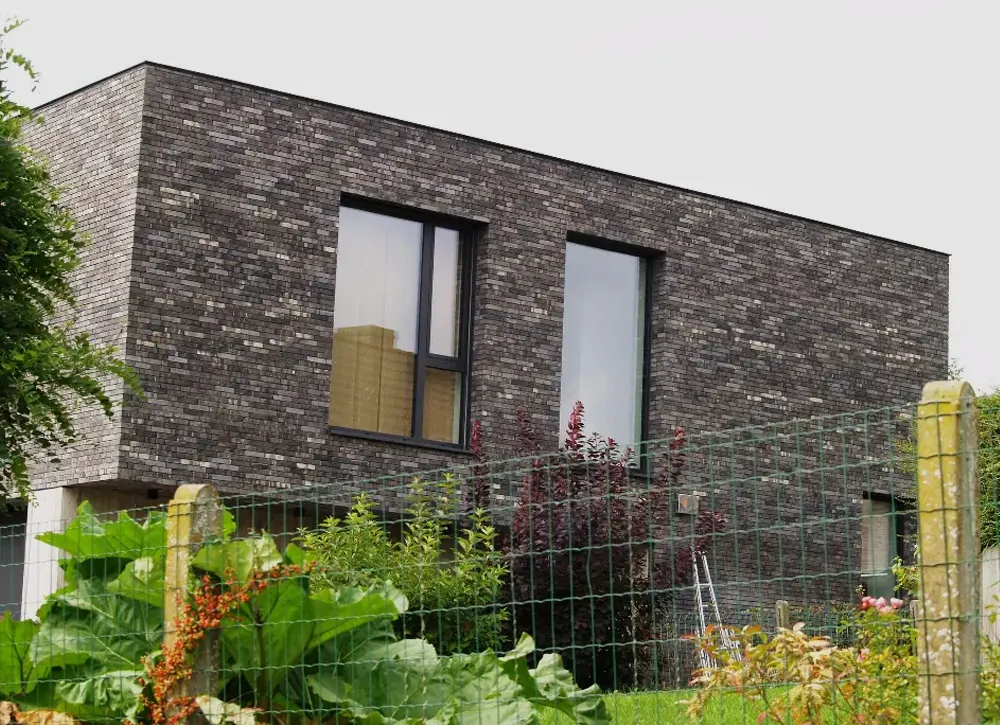 Menuisier installant un meuble de cuisine