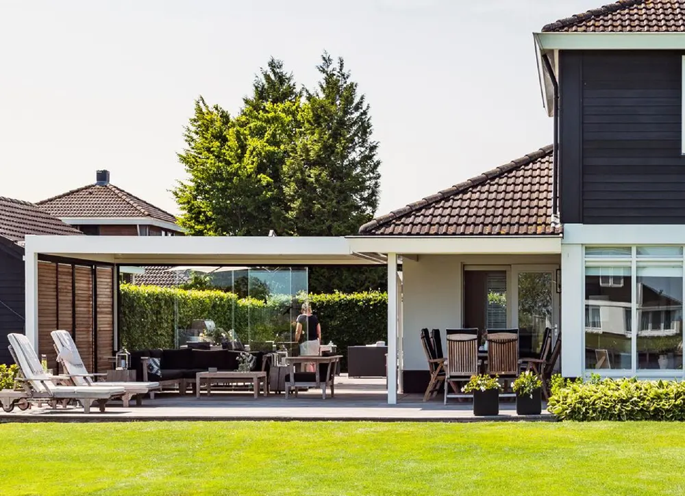 Menuisier installant un meuble de cuisine